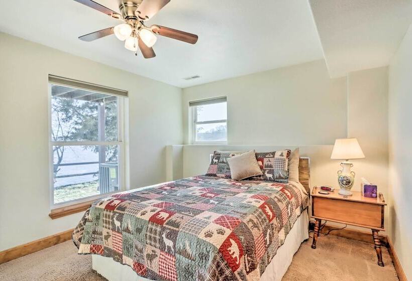 House W/ Deck Overlooking Lake Of The Ozarks!