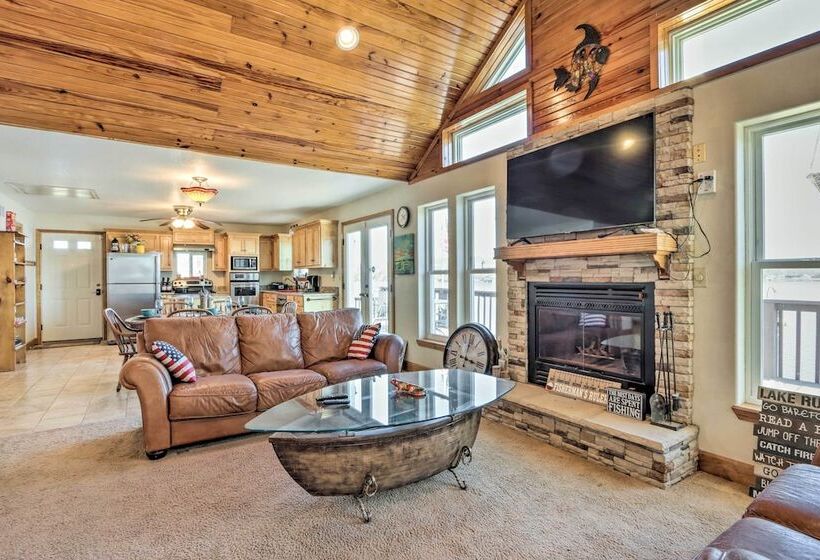 House W/ Deck Overlooking Lake Of The Ozarks!