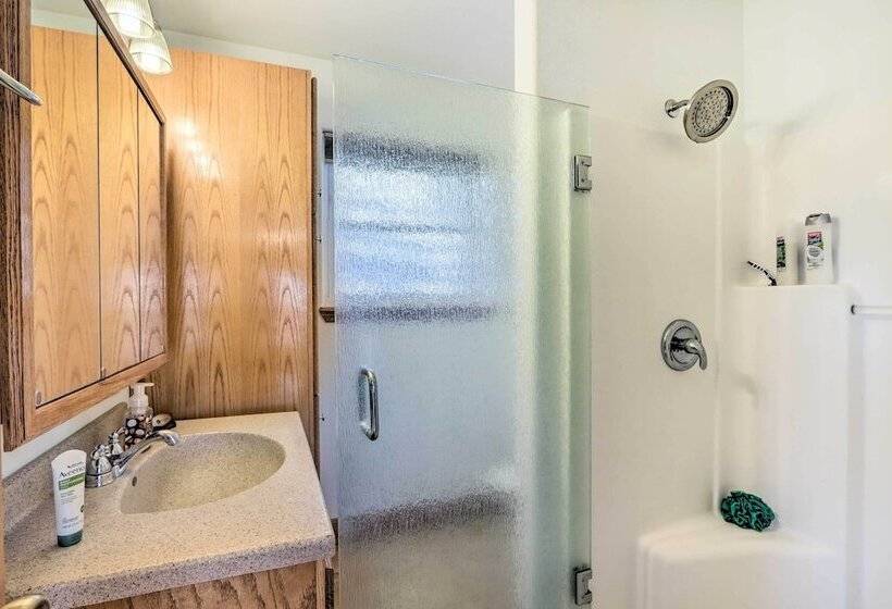 House W/ Deck Overlooking Lake Of The Ozarks!