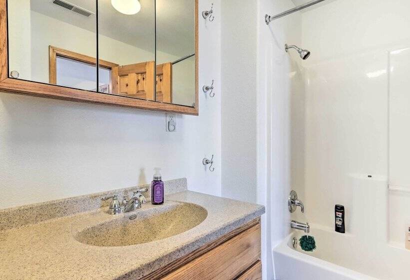 House W/ Deck Overlooking Lake Of The Ozarks!