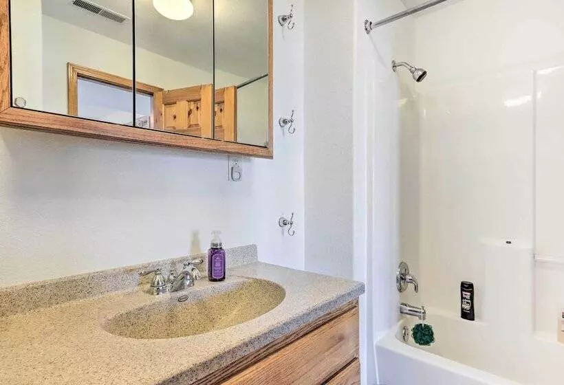 House W/ Deck Overlooking Lake Of The Ozarks!