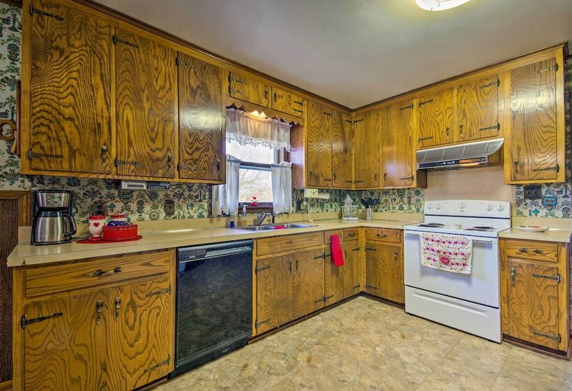 Peaceful Missouri Home, 25 Mi To Truman Lake!