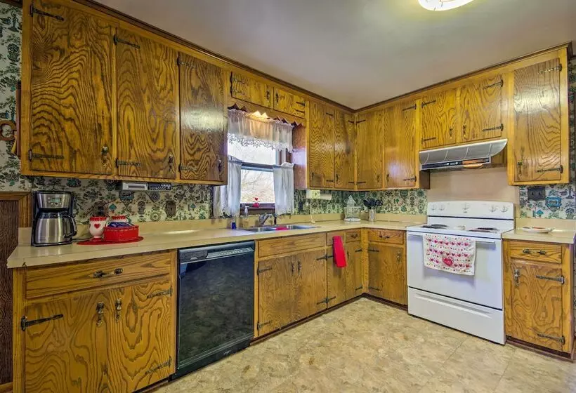 Peaceful Missouri Home, 25 Mi To Truman Lake!