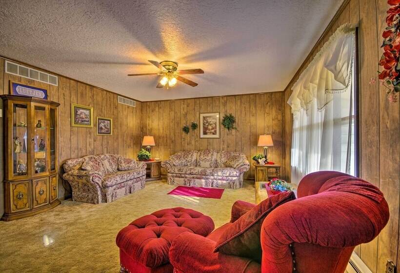 Peaceful Missouri Home, 25 Mi To Truman Lake!