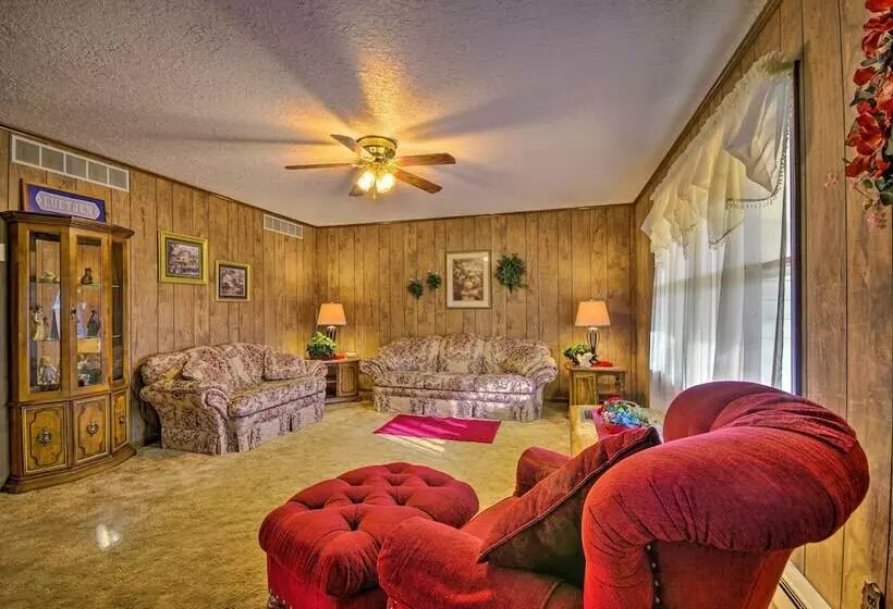 Peaceful Missouri Home, 25 Mi To Truman Lake!