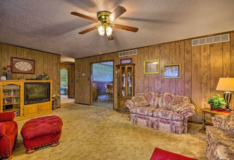 Peaceful Missouri Home, 25 Mi To Truman Lake!