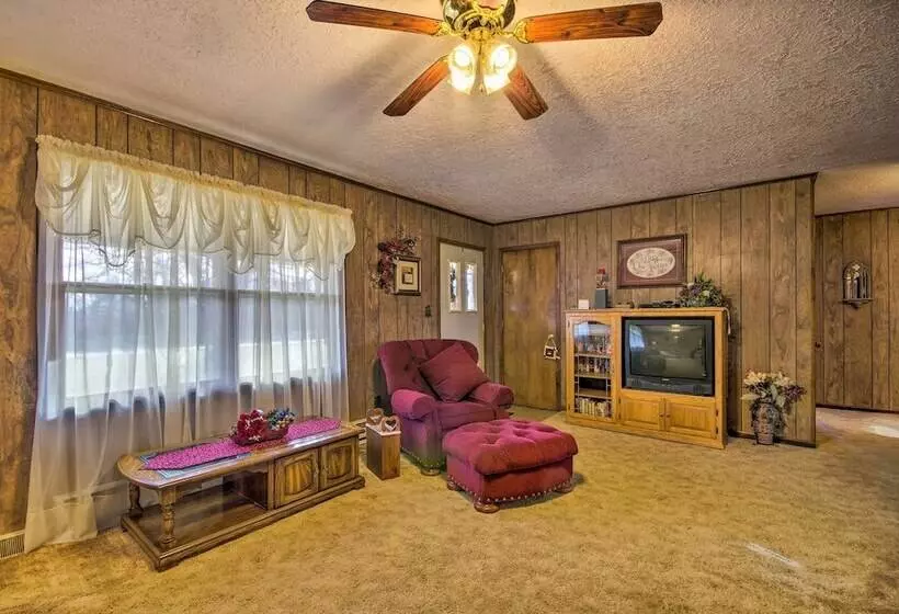 Peaceful Missouri Home, 25 Mi To Truman Lake!