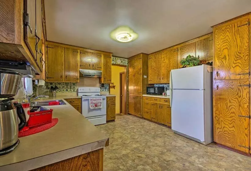 Peaceful Missouri Home, 25 Mi To Truman Lake!