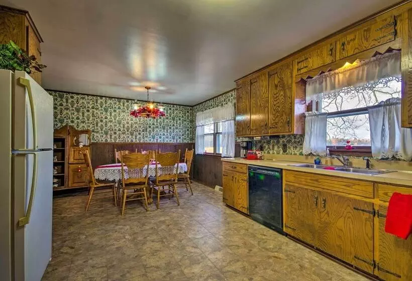 Peaceful Missouri Home, 25 Mi To Truman Lake!