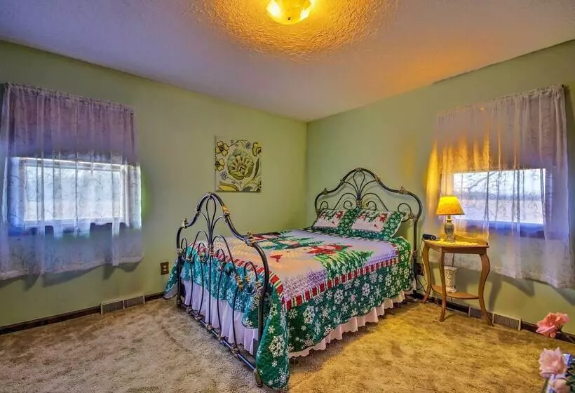 Peaceful Missouri Home, 25 Mi To Truman Lake!