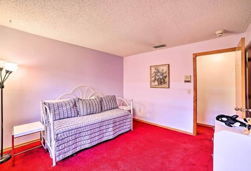 Relaxing Tampa Abode W/ Screened Lanai & Pool