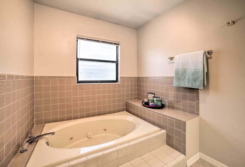 Relaxing Tampa Abode W/ Screened Lanai & Pool