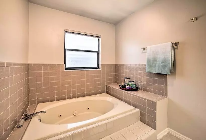 Relaxing Tampa Abode W/ Screened Lanai & Pool