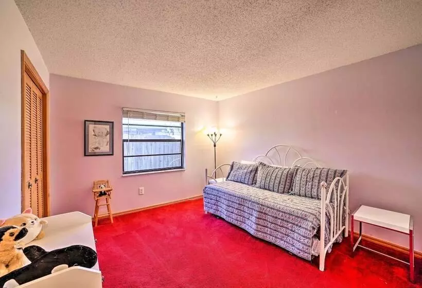 Relaxing Tampa Abode W/ Screened Lanai & Pool