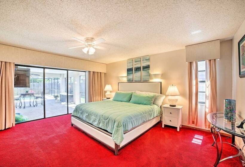 Relaxing Tampa Abode W/ Screened Lanai & Pool