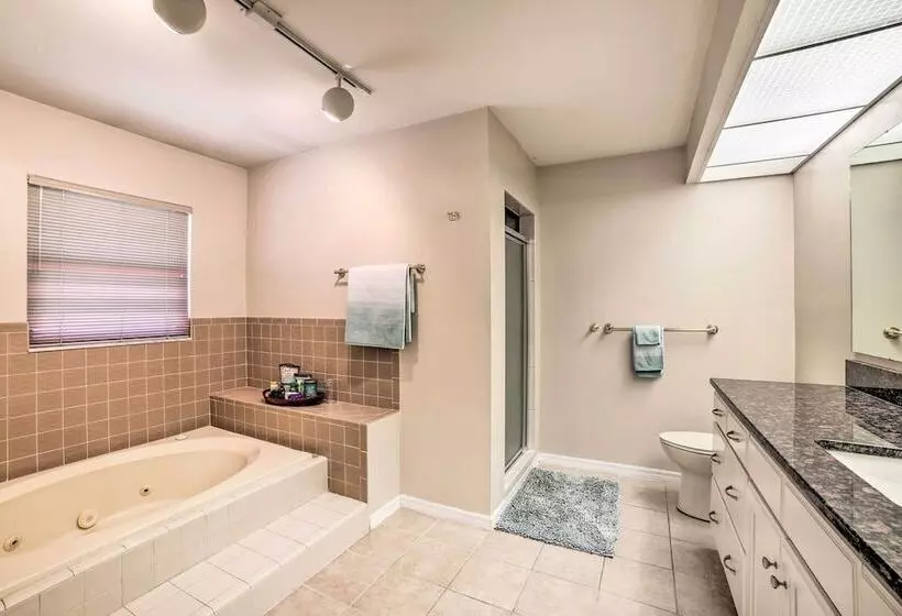 Relaxing Tampa Abode W/ Screened Lanai & Pool