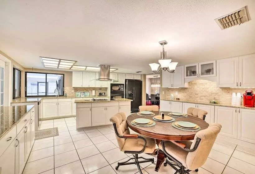 Relaxing Tampa Abode W/ Screened Lanai & Pool