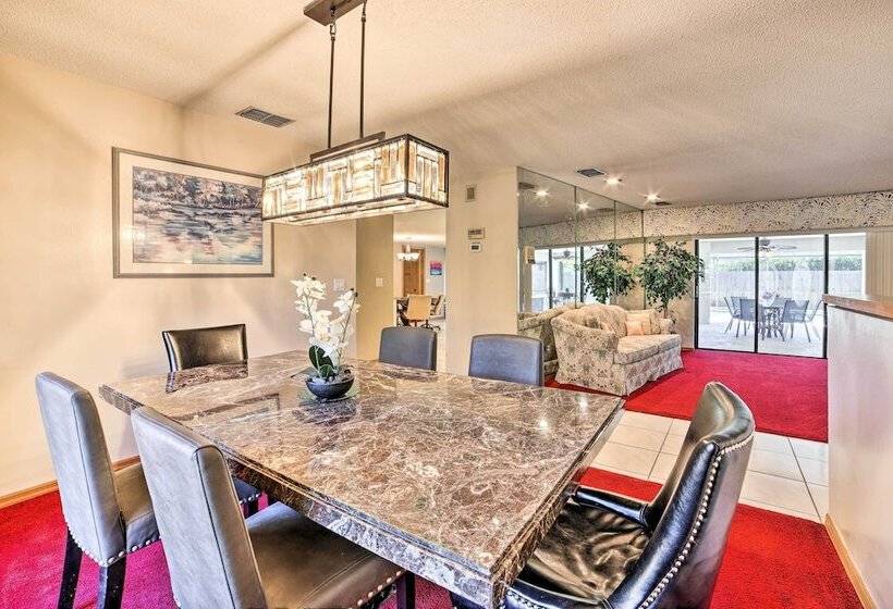 Relaxing Tampa Abode W/ Screened Lanai & Pool