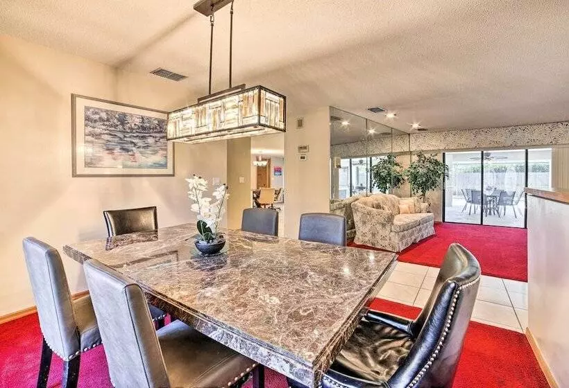 Relaxing Tampa Abode W/ Screened Lanai & Pool