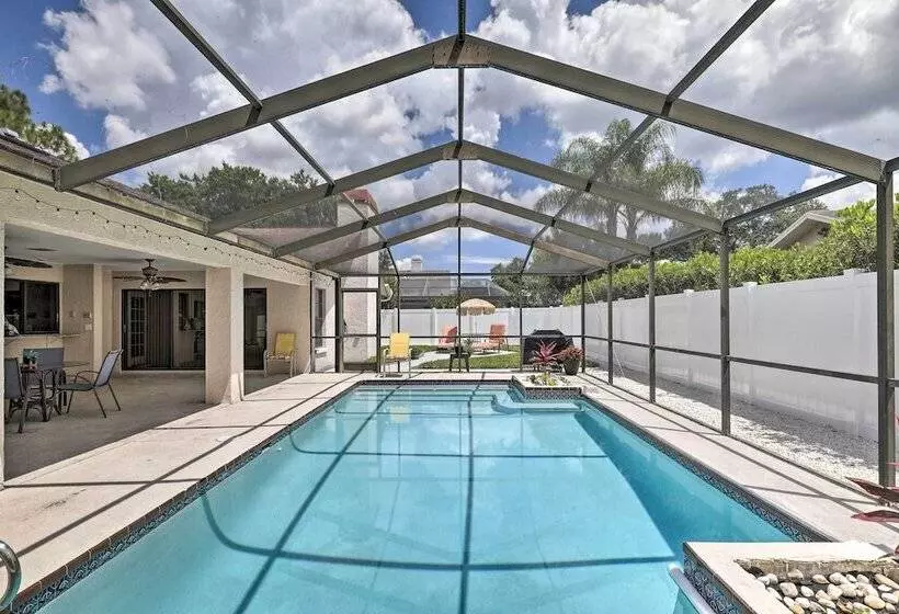 Relaxing Tampa Abode W/ Screened Lanai & Pool