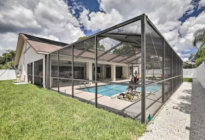 Relaxing Tampa Abode W/ Screened Lanai & Pool