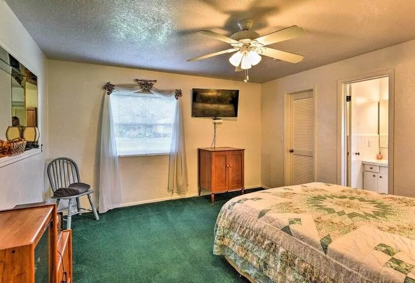 Sandford Vacation Rental Near Airport & Lake!