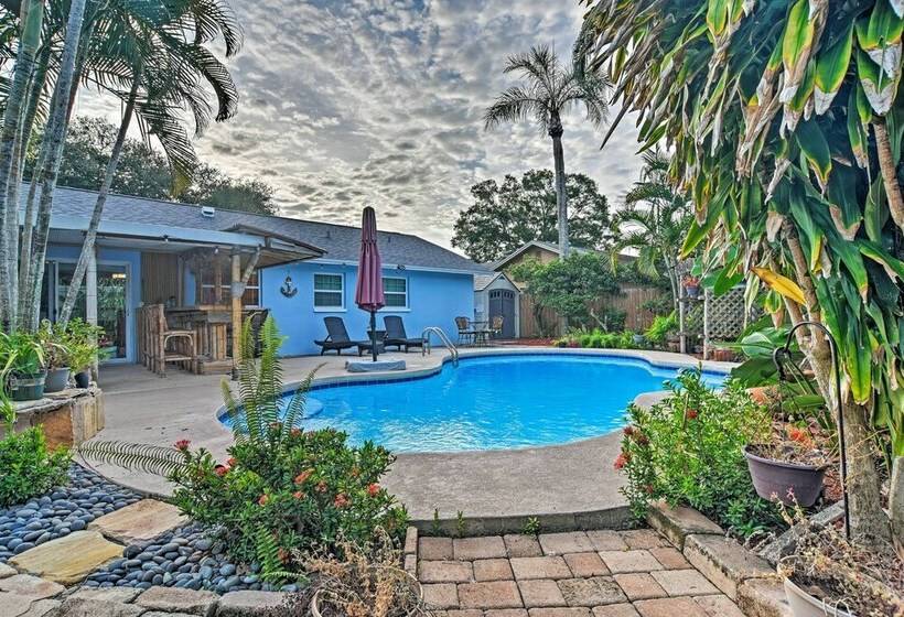 Seminole Home: Private Patio, Tiki Bar & Pool