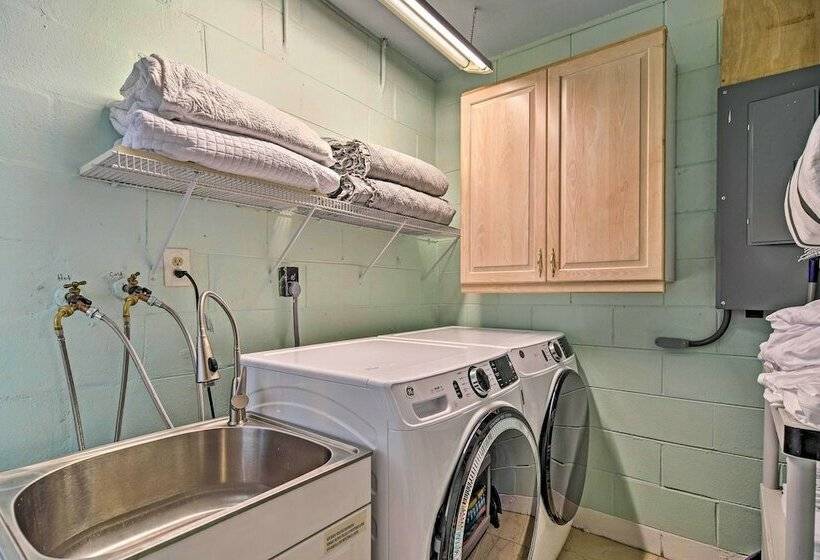 Seminole Home: Private Patio, Tiki Bar & Pool