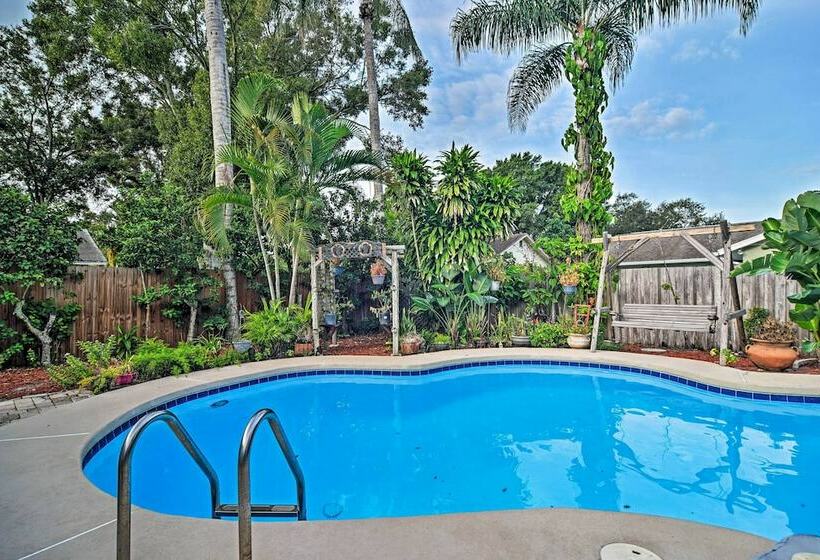 Seminole Home: Private Patio, Tiki Bar & Pool