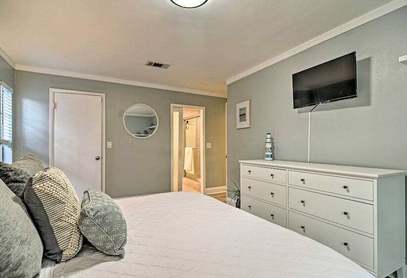 Seminole Home: Private Patio, Tiki Bar & Pool