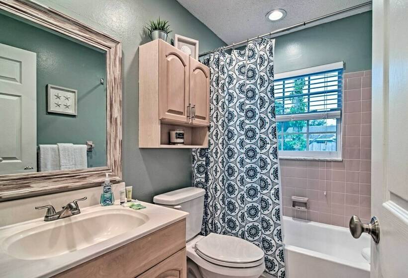 Seminole Home: Private Patio, Tiki Bar & Pool