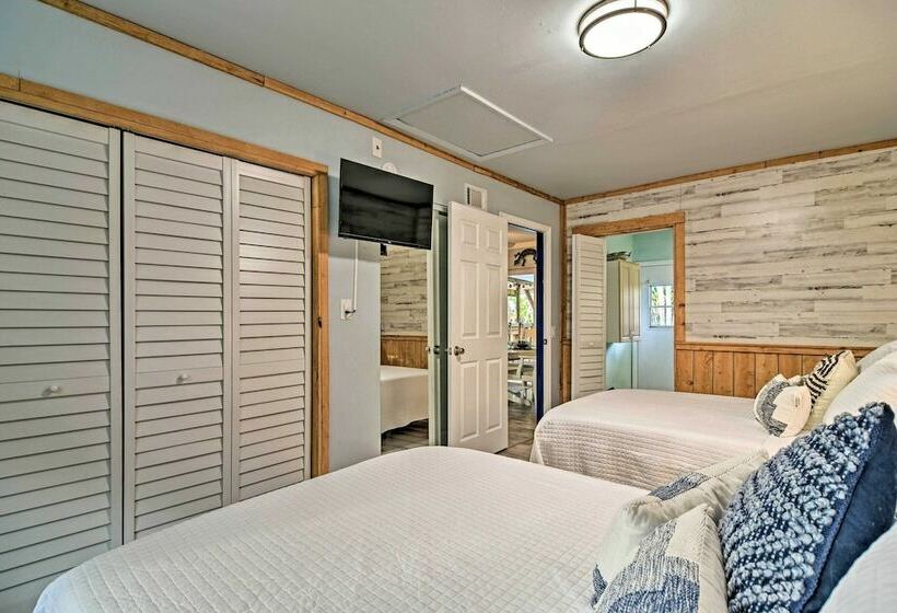 Seminole Home: Private Patio, Tiki Bar & Pool