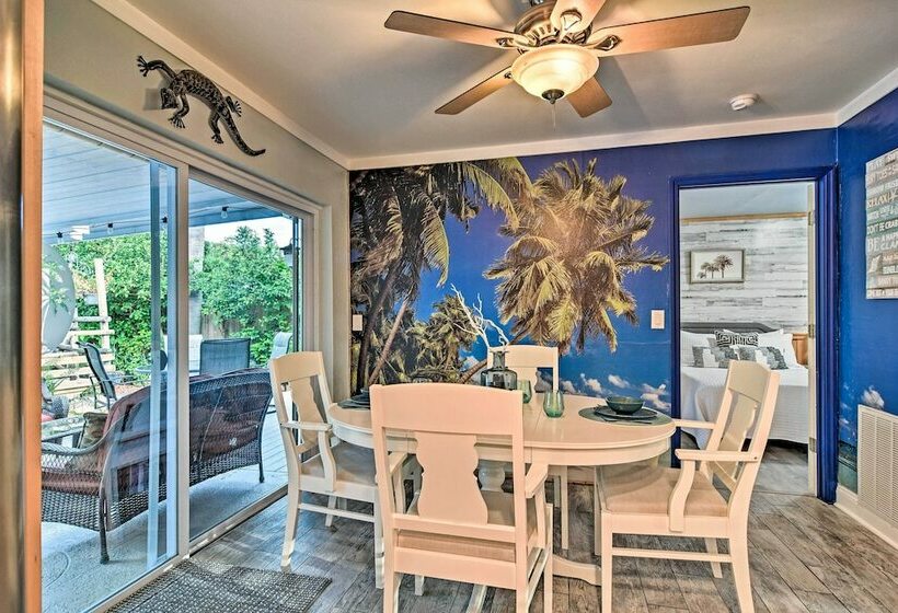 Seminole Home: Private Patio, Tiki Bar & Pool