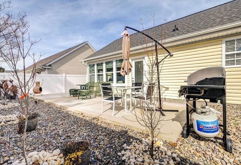 Walk To Ocean: Sunny Surfside Beach Home!