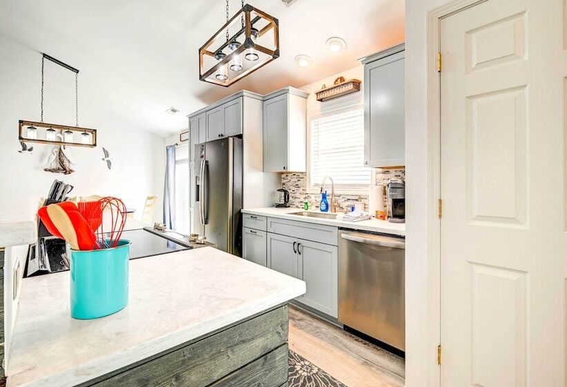 Walk To Ocean: Sunny Surfside Beach Home!