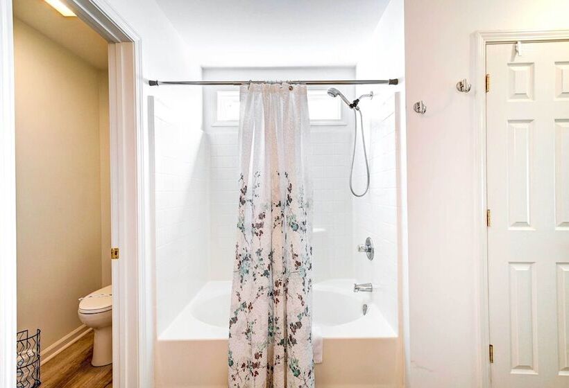 Walk To Ocean: Sunny Surfside Beach Home!