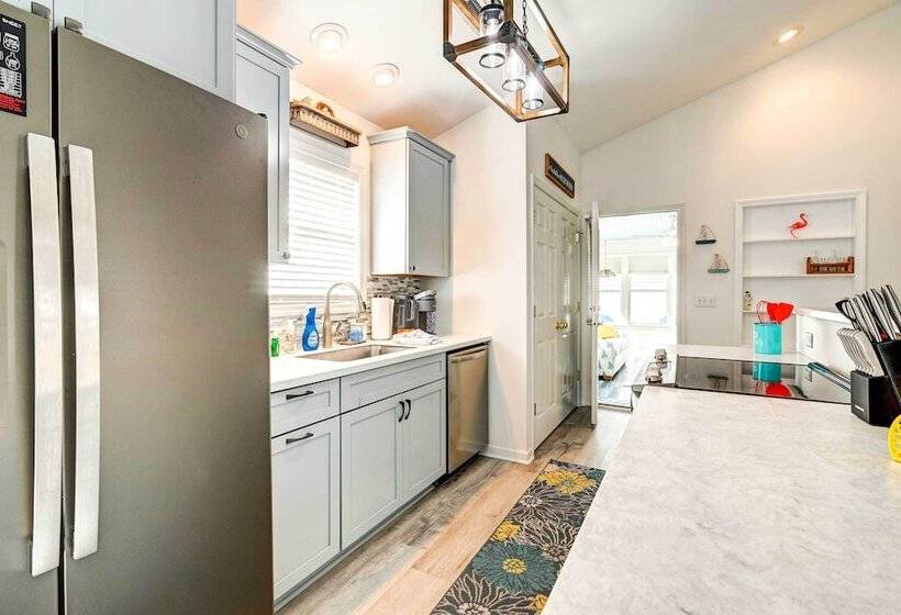 Walk To Ocean: Sunny Surfside Beach Home!