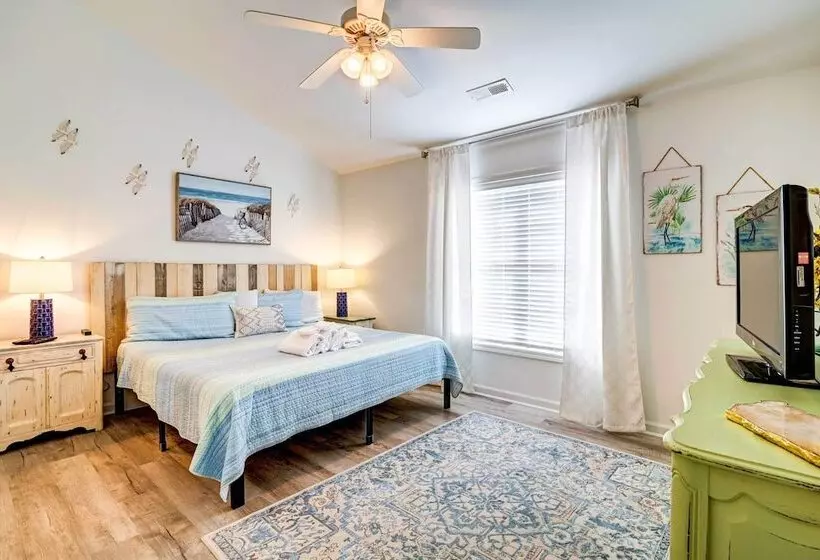 Walk To Ocean: Sunny Surfside Beach Home!