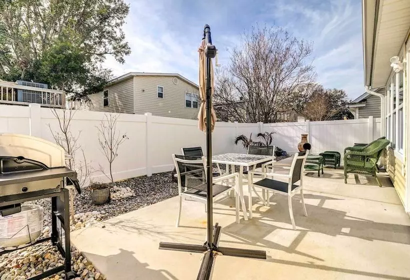 Walk To Ocean: Sunny Surfside Beach Home!