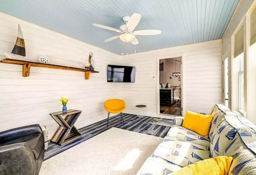 Walk To Ocean: Sunny Surfside Beach Home!