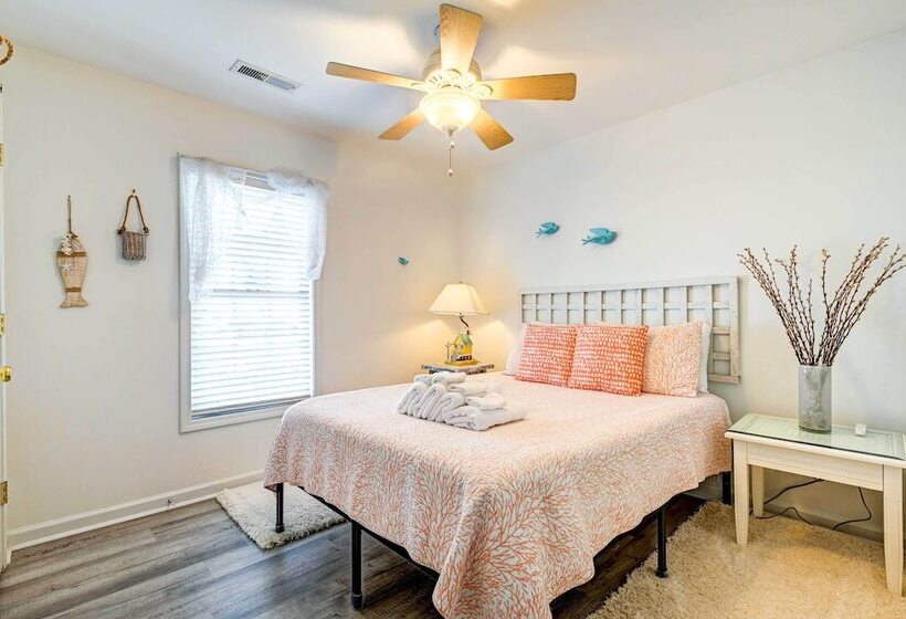 Walk To Ocean: Sunny Surfside Beach Home!