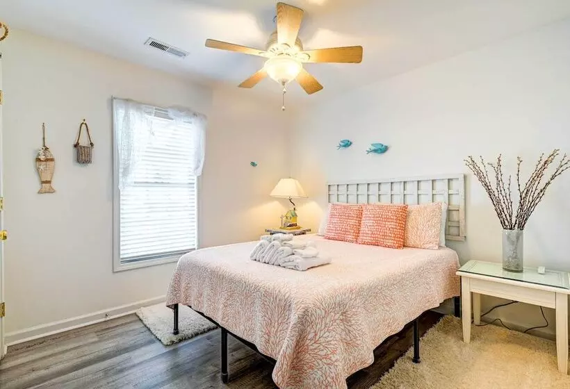 Walk To Ocean: Sunny Surfside Beach Home!