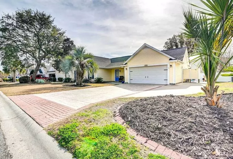 Walk To Ocean: Sunny Surfside Beach Home!