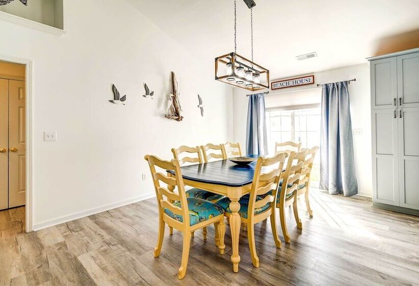 Walk To Ocean: Sunny Surfside Beach Home!