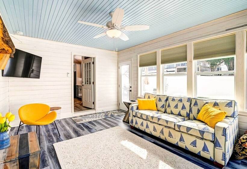 Walk To Ocean: Sunny Surfside Beach Home!
