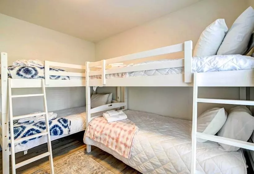 Walk To Ocean: Sunny Surfside Beach Home!