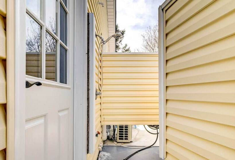 Walk To Ocean: Sunny Surfside Beach Home!