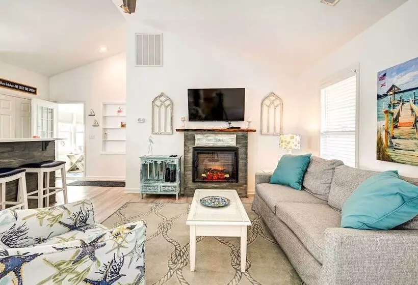 Walk To Ocean: Sunny Surfside Beach Home!