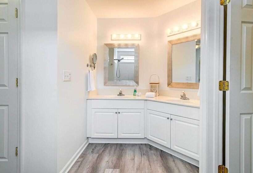 Walk To Ocean: Sunny Surfside Beach Home!