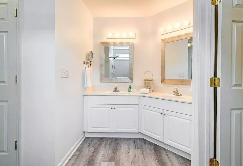 Walk To Ocean: Sunny Surfside Beach Home!